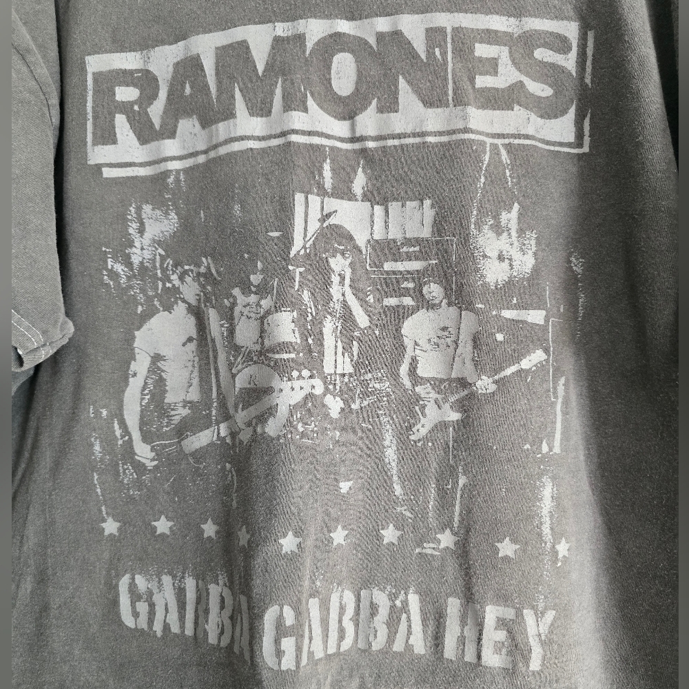 Ramones Gabba Gabba Hey Graphic T-Shirt Size Medium in EUC